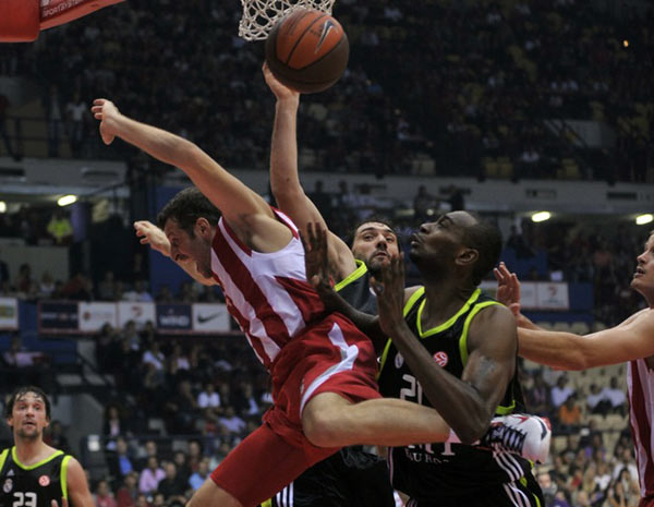 斯凯利晒穿齐达内、博格巴尤文球衣照，尤文球迷留言“快来”（斯凯利晒穿齐达内与博格巴的尤文战袍，斑马军球迷齐呼：快来）