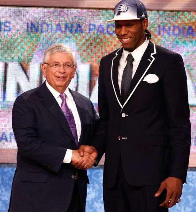 德媒：如果诺伊尔续约留队，拜仁希望明夏2000万欧出售努贝尔（德媒称：若诺伊尔续约留队，拜仁计划明夏以2000万欧出售努贝尔）