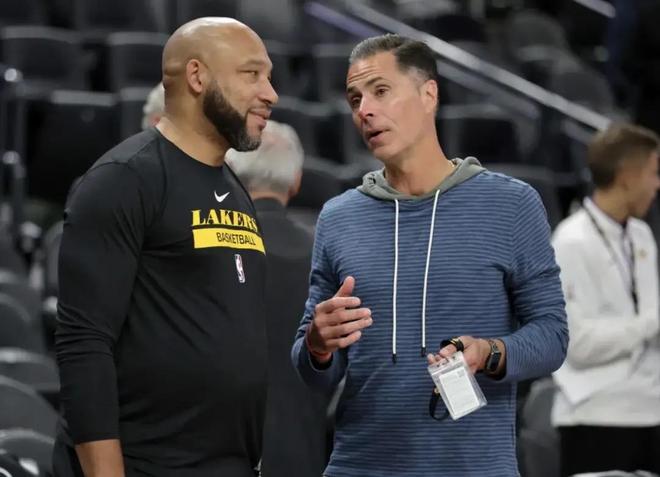 辛辛那提中场吉迪赛后与梅西交换球衣，双方握手并拥抱（梅西与辛辛那提中场吉迪赛后互换球衣，握手相拥）