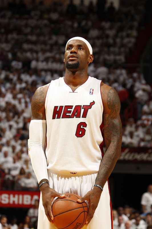 记者：多家豪门有意荷甲19岁中场斯密特，后者被标价2200万镑（多家豪门竞逐荷甲19岁中场斯密特，标价2200万英镑）