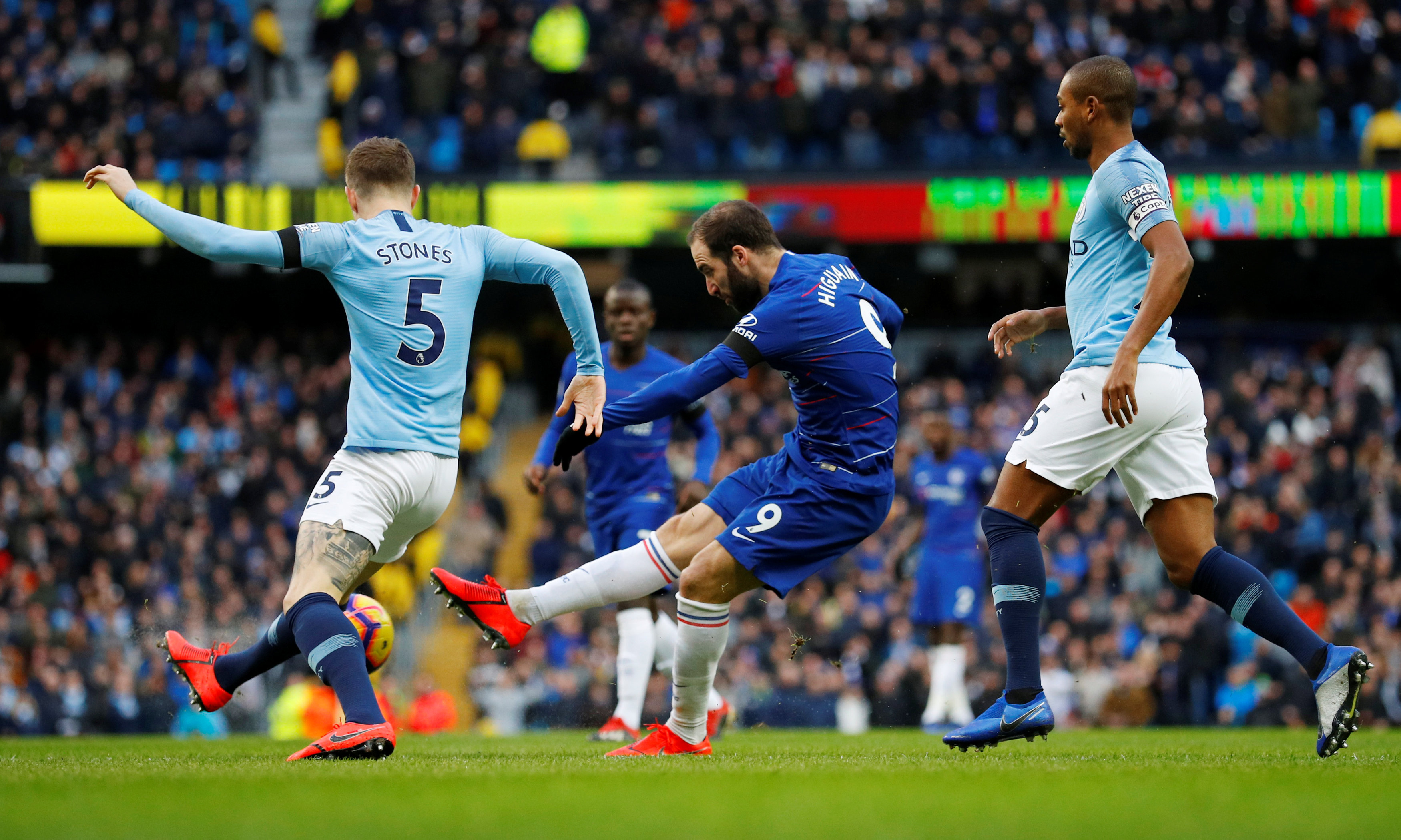 皇马TV抨击裁判：不管皇马踢得好不好，现实是裁判在给皇马使绊子（皇马电视台怒批裁判：无论皇马表现如何，裁判都在针对皇马）