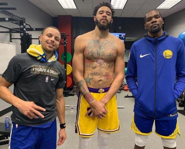 半场：莱比锡1-0斯图加特，沙博特自摆乌龙（半场战报：莱比锡暂1-0领先斯图加特，沙博特不慎自摆乌龙）