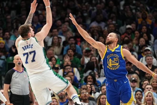 球星突破防线制造绝佳机会（球星强突撕裂防线造破门良机）