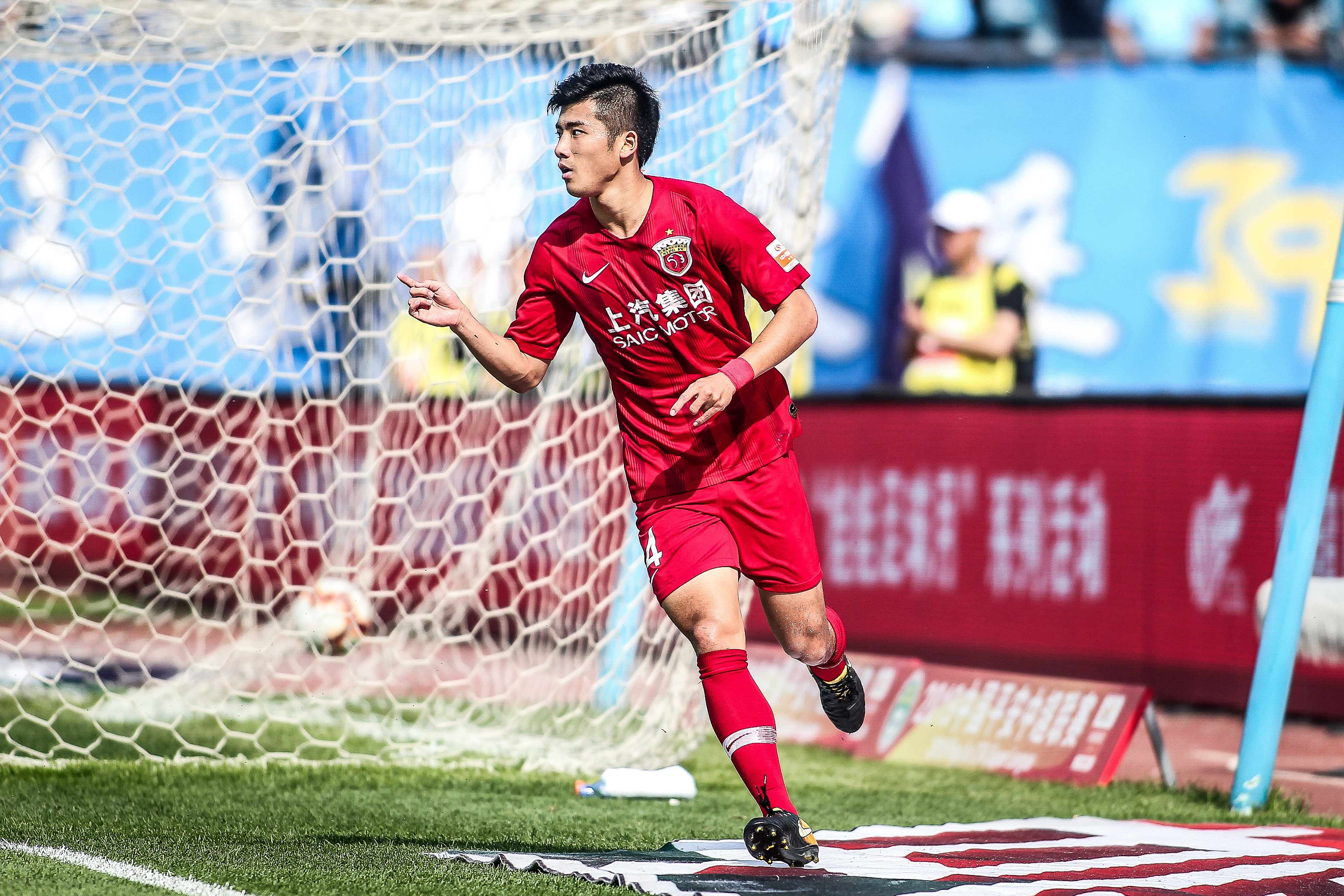 马卡：阿隆索面临执教皇马首次小危机，需平息更衣室不安情绪（马卡报：阿隆索遭遇皇马执教首个小危机，急需安抚更衣室情绪）