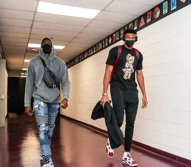 米切尔&莫布利首节合砍26分，其他队友合计只得7分（米切尔与莫布利首节联手轰下26分，其余队友仅拿7分）