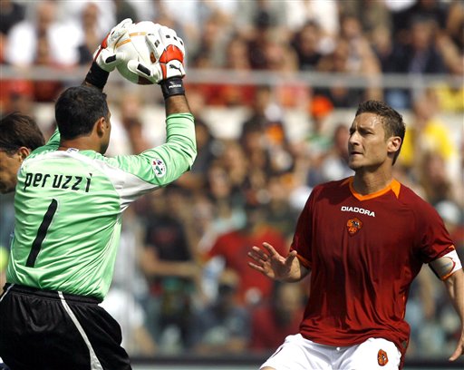 萨里：VAR工作区可以放到替补席对面，否则容易造成冲突（萨里建议将VAR区域设在替补席对侧，以免引发冲突）