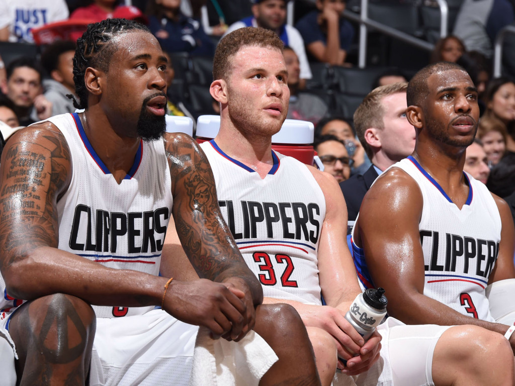 C罗被罚下后，看台上的爱尔兰球迷模仿他做出的哭泣手势（C罗红牌下场后，爱尔兰球迷在看台上模仿其“哭泣”手势）