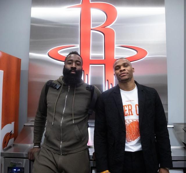 杨瀚森出战35分09秒，14中7砍下20分7板7助2断2帽（杨瀚森35分09秒高效14投7中，砍下20分7篮板7助攻并有2抢断2封盖）