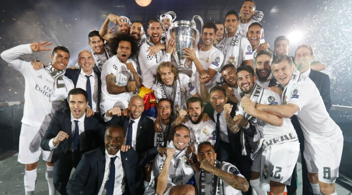 他是全场最耀眼的那个人（全场焦点尽在他一人）