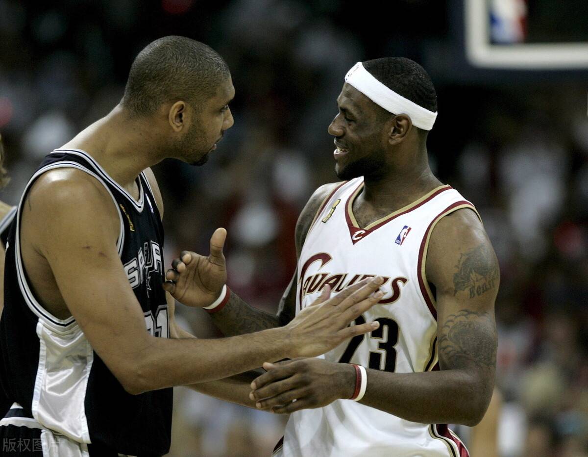 中超强队国安在亚冠被越南绝杀，国脚表现低迷，暴露中国足球实力与管理问题。（亚冠赛场国安遭越南队补时绝杀，国脚低迷凸显中国足球实力与管理短板）