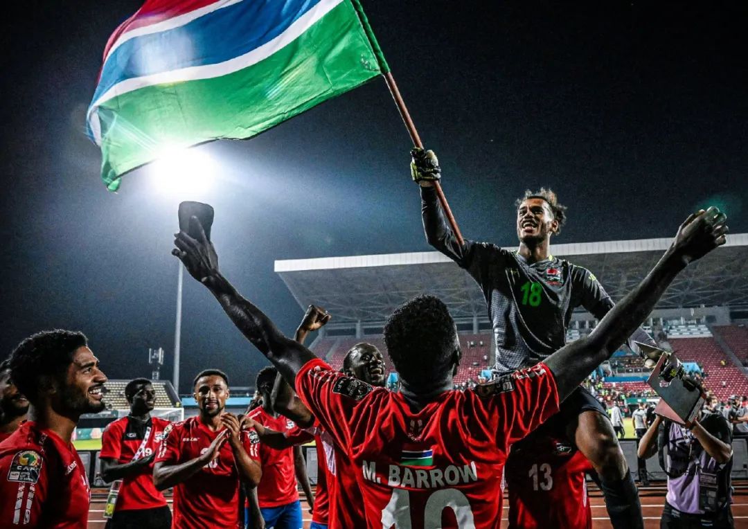 齐达内、贝克汉姆、大罗对线罗纳尔迪尼奥，梅西当时有多大？（当齐达内、贝克汉姆和大罗与罗纳尔迪尼奥争锋时，梅西几岁？）