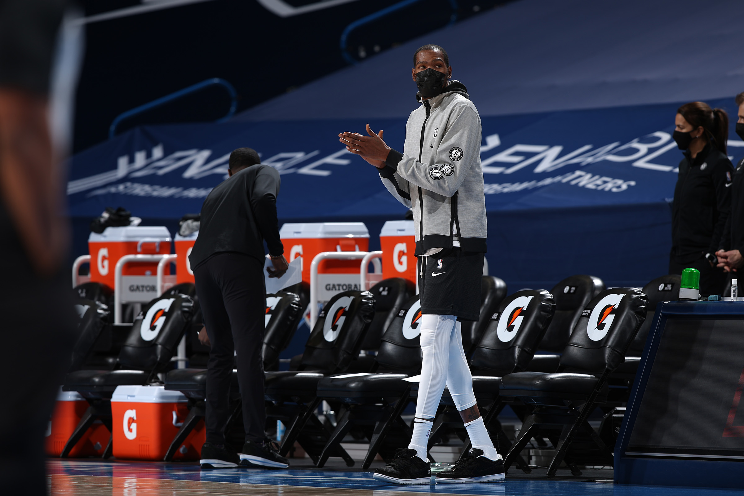 韦斯利-福法纳：埃斯特旺像队中的小宝宝，我们都在帮他适应（韦斯利·福法纳：埃斯特旺像队里最小的孩子，大家正帮他尽快融入）