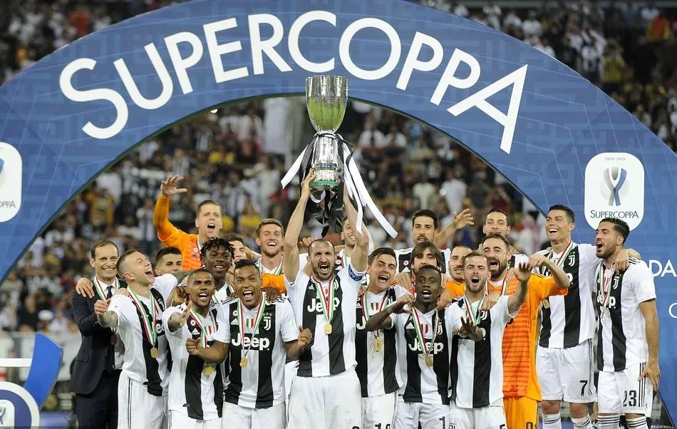 埃梅里告别阿尔巴：当初你被不情愿地改造成边后卫，要给你个拥抱（埃梅里送别阿尔巴：当年被迫改打边后卫，如今以拥抱致意）