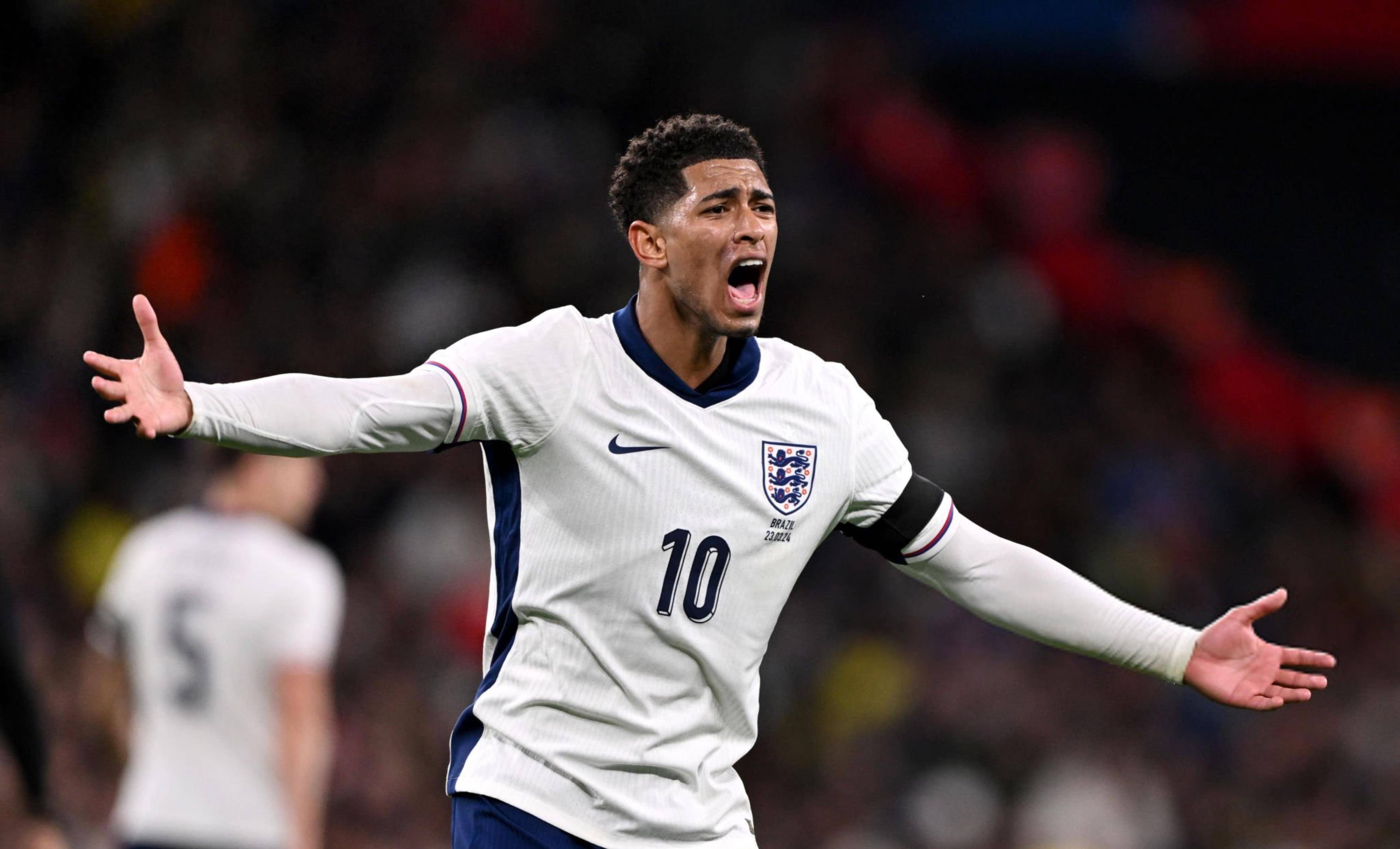 阿莫林抱头无奈！曼联队长补时踢飞空门+2次高射炮 尴尬40射门0球（阿莫林无奈抱头：曼联队长补时空门打飞再轰两脚高射炮，40次射门仍无进球）