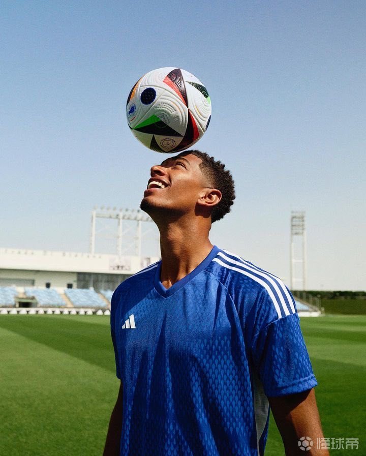 巴萨3比1马竞的第10分钟：球迷再次集体高喊梅西的名字！（巴萨3-1马竞进行至第10分钟，球迷再度齐声高喊梅西！）